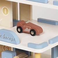 Parkgarage Detailansicht rotes Auto auf dem Parkdeck