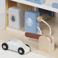 Tankstelle mit weißem Auto